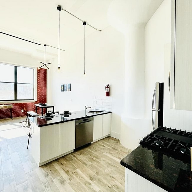 Building Photo - 300 Hoyt St
