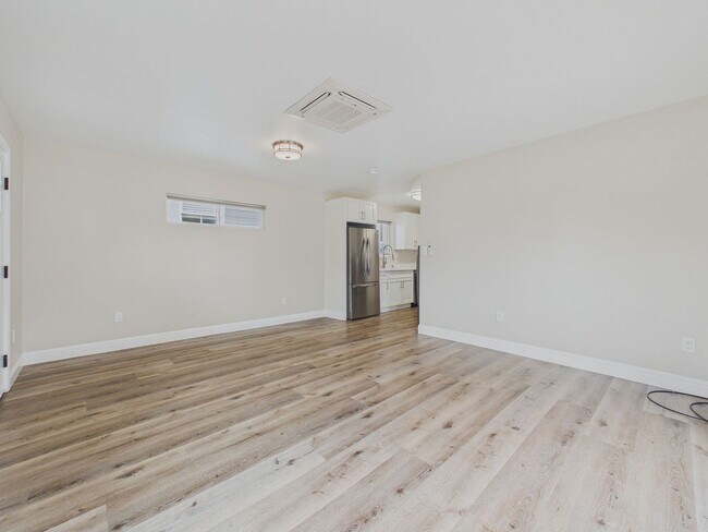 Foto del edificio - Brand New 1BD/1BA ADU with Private Deck, In-Unit Laundry & Parking – Prime Oakland Location