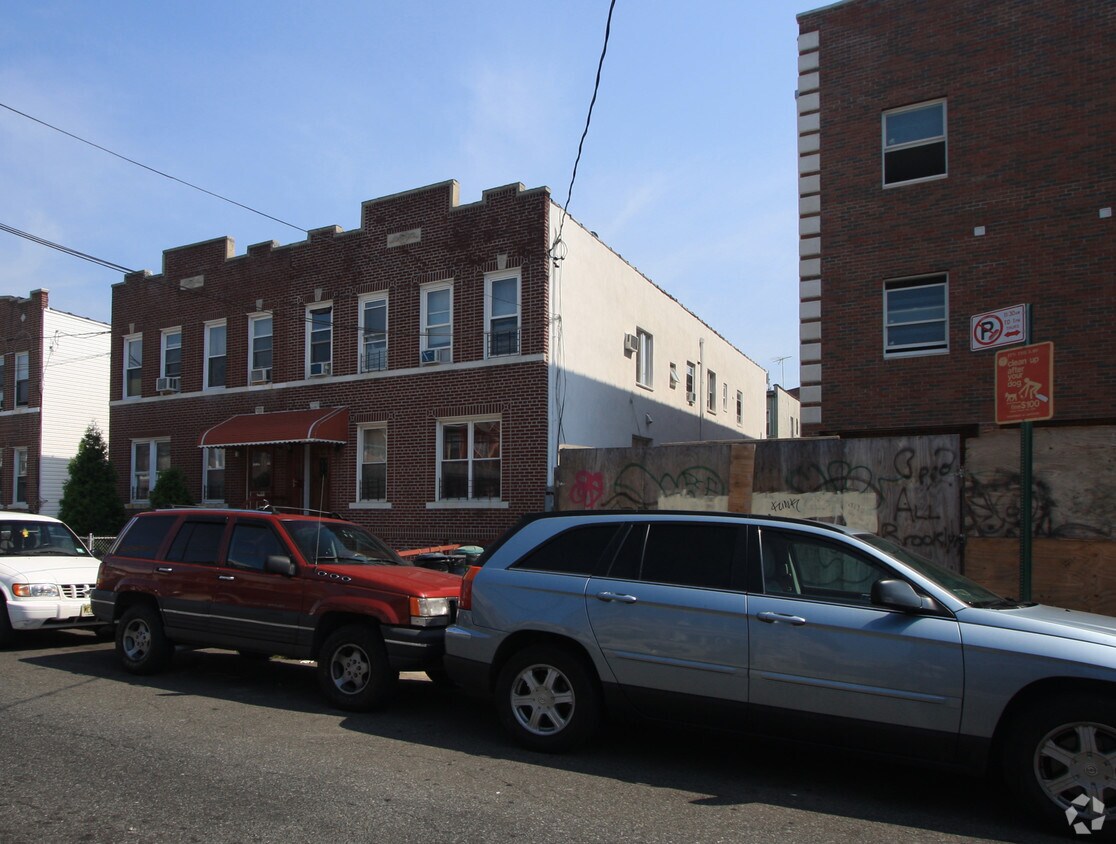 Primary Photo - 2475 85th St
