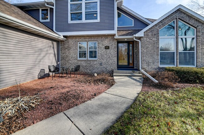 Building Photo - 1008 Thornecrest Dr