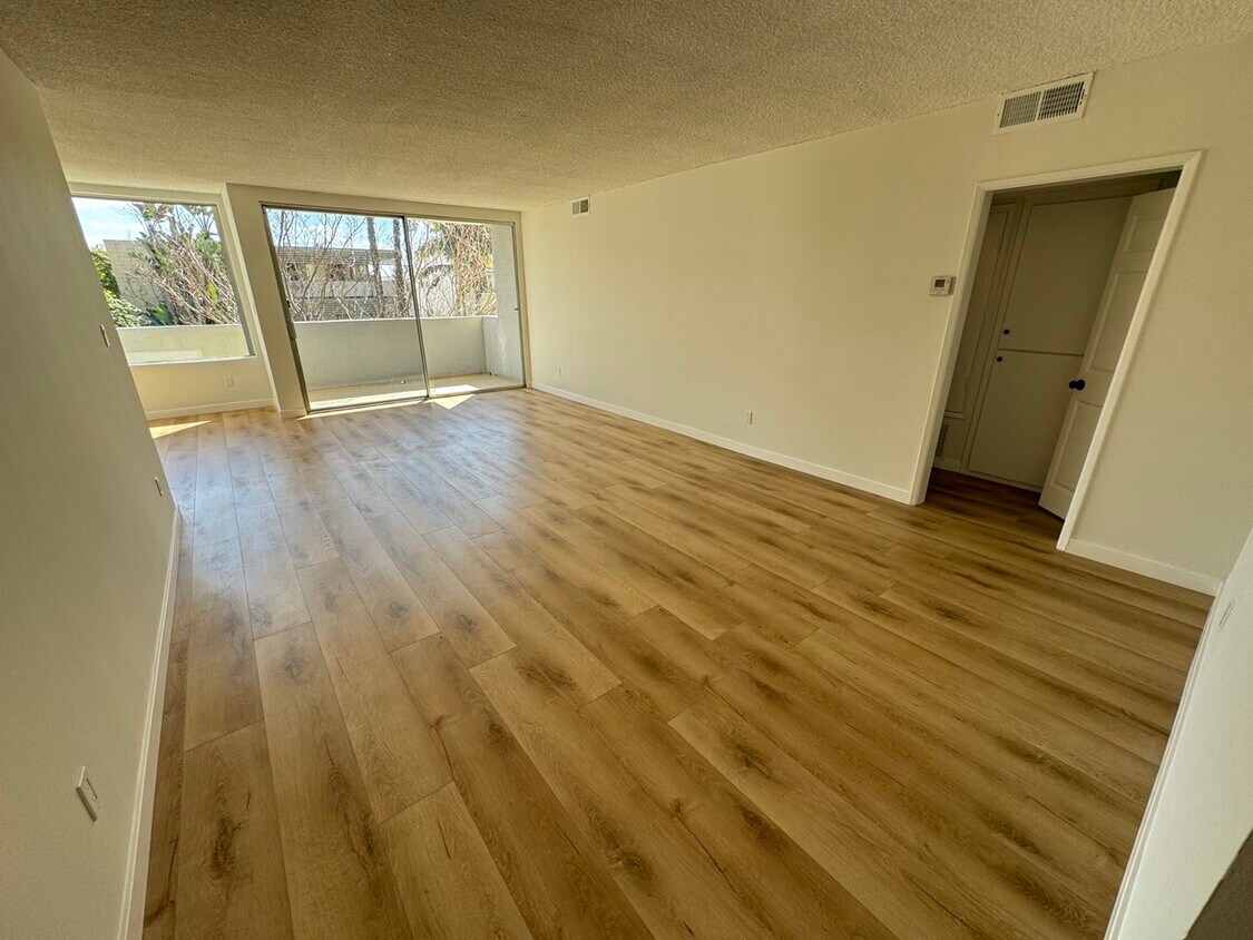 Foto principal - 1547 N Hayworth Ave