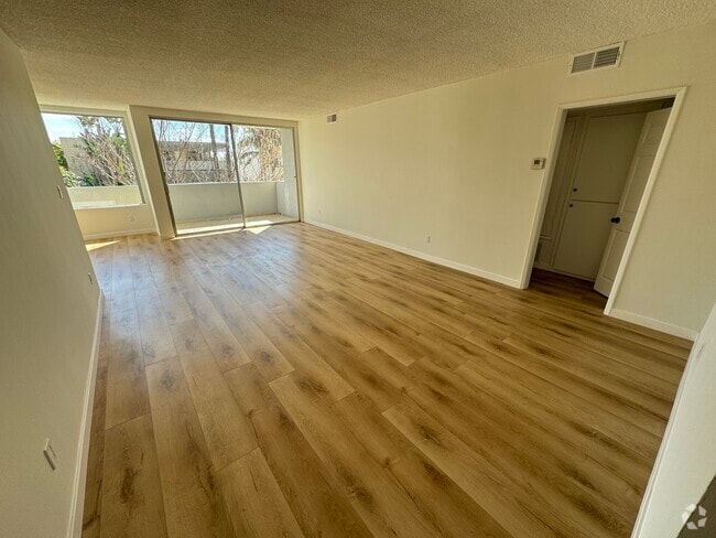 Building Photo - 1547 N Hayworth Ave