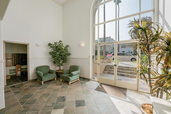 Building Photo - 937 12th St