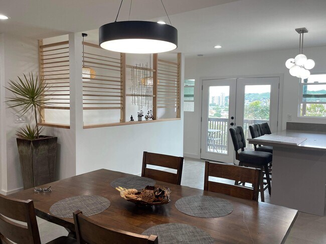 Área de cocina/comedor en el segundo piso; puerta de acceso al balcón. - 951 Hala Dr