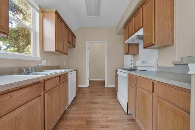 Building Photo - Townhome in NW San Antonio for Rent