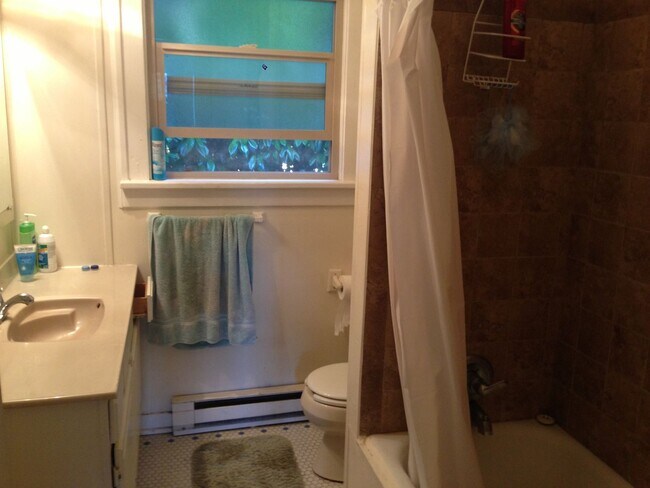 Foto del edificio - Nice 6 bed/2baths-2 kitchens and 2 set washer/dryer house for rent.