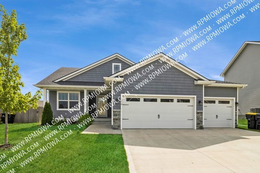 Foto principal - OVER 2400 FINISHED SQ. FEET!! 4 Bedroom, 3...