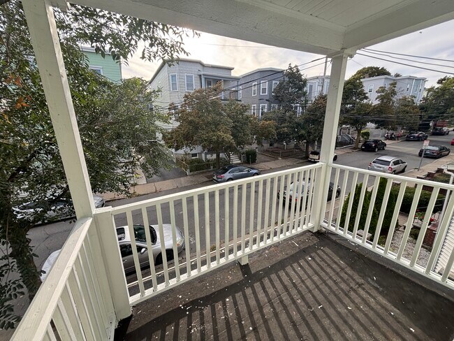 Patio delantero - 29 Derby St