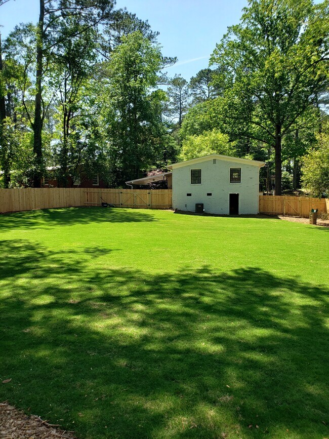 Building Photo - 1102 Greenbriar Cir