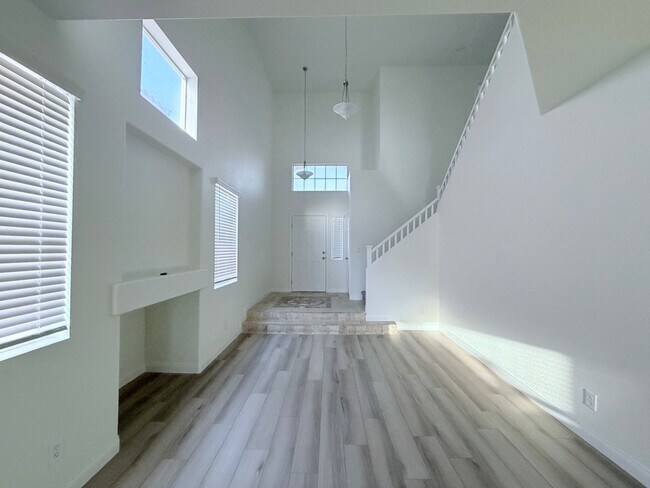 Building Photo - Lovely renovated Silverado Ranch home