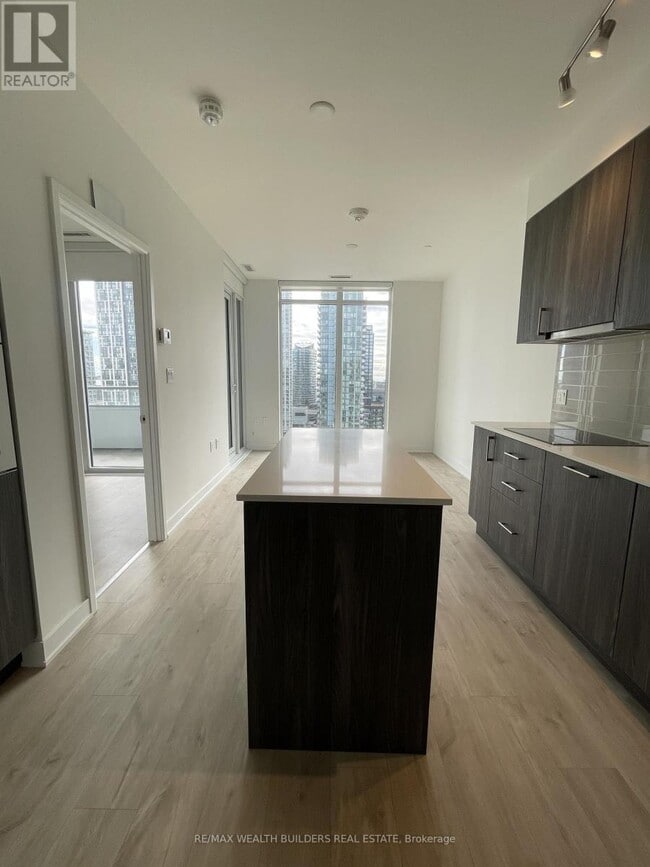 Building Photo - 576 Front St W