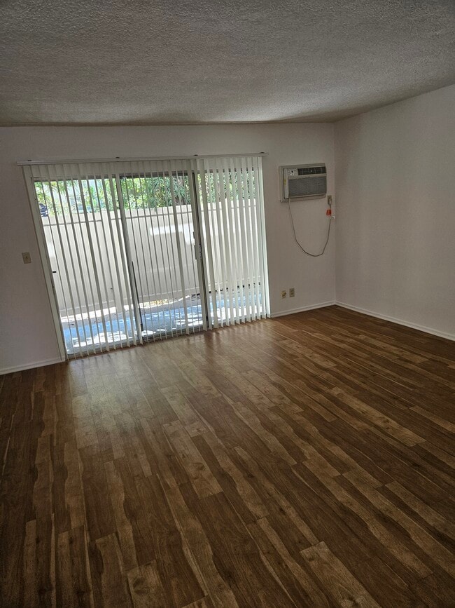 Sala de estar - 12004 Kling St