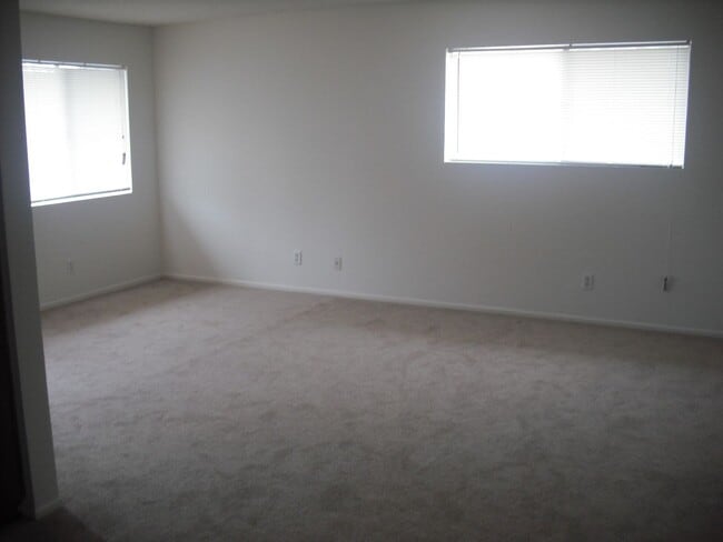 Building Photo - Marina Village Penthouse garage & all gas appliances