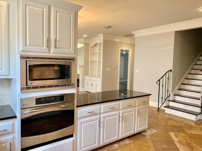 Foto del edificio - Waterfront Luxury in Lakes at Highland