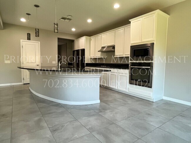 Foto del edificio - ~~Stunning SW Beauty! 4 Bedroom ~ 3.5 Bath + Bonus Room! 3500+ Sq. Ft