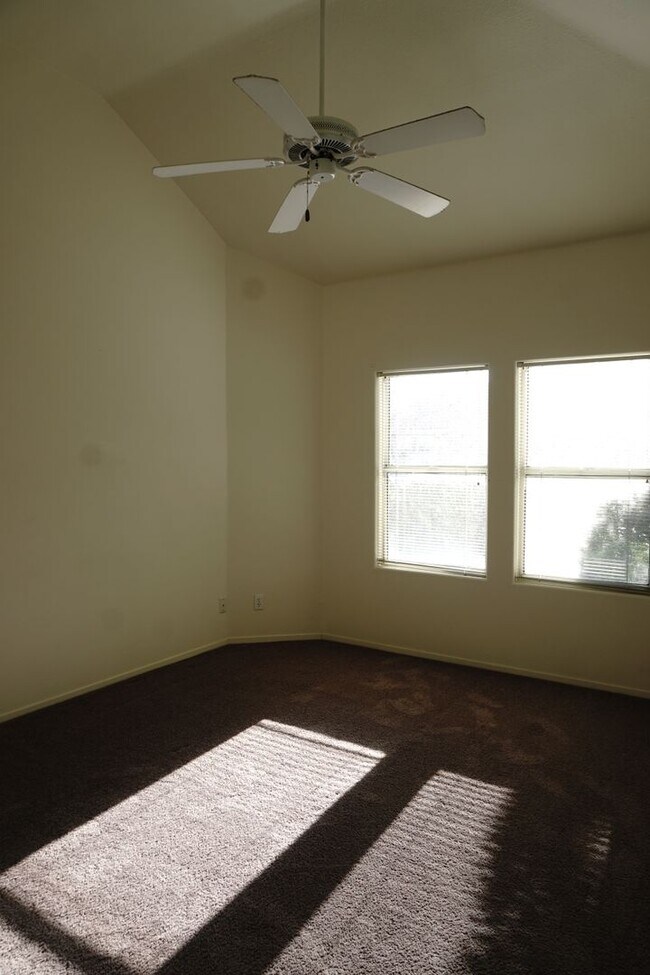 Foto del edificio - BEAUTIFUL 2BD/2BA CONDO W/DEN 1ST FLOOR UNIT
