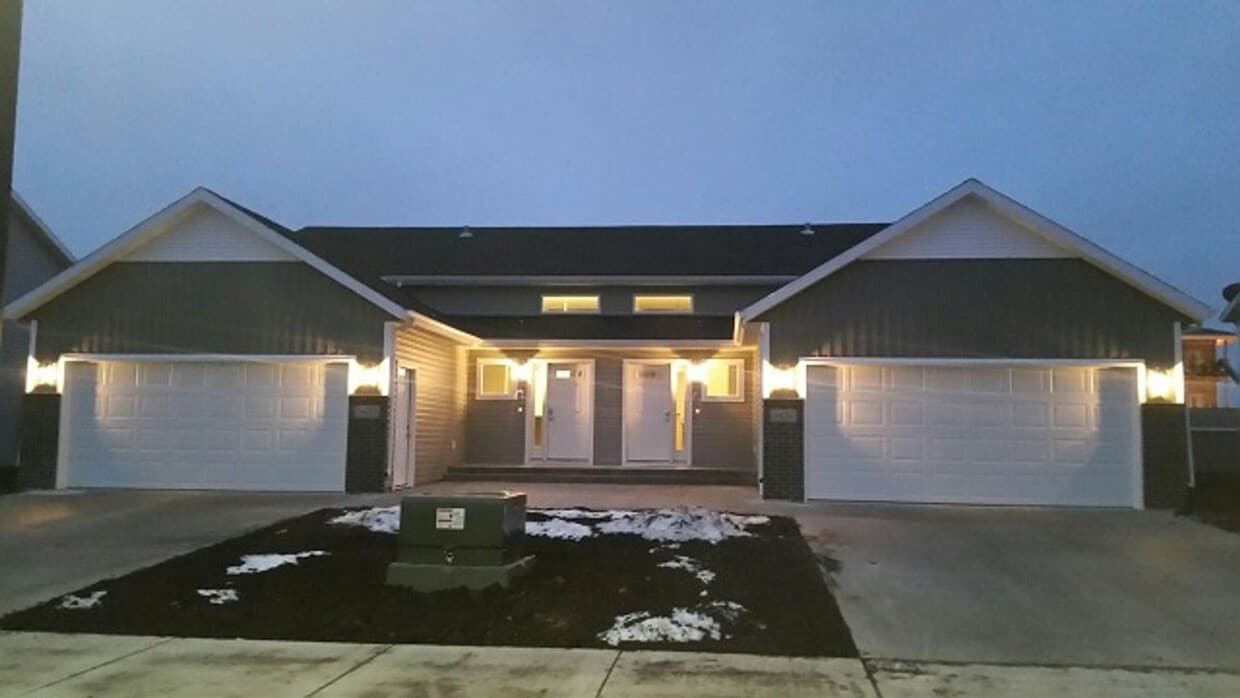 Primary Photo - 3 Bed 2 Bath Twin Home