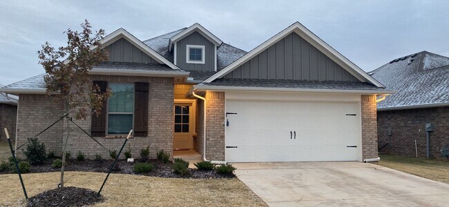 Building Photo - 3 Bedroom 2 Bathroom 2 Car Garage Home wit...