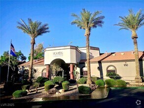 Building Photo - 950 Seven Hills Dr