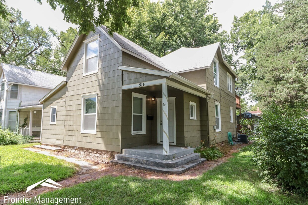 Foto principal - Awesome 6 bedroom home in a great location!