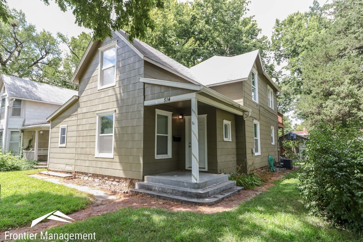 Primary Photo - Awesome 6 bedroom home in a great location!