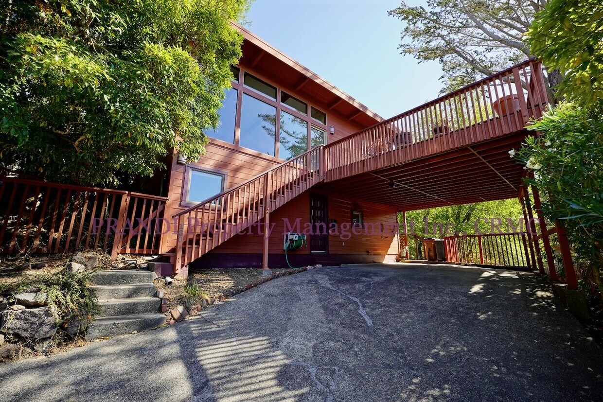 Foto principal - Hillside Home with Gorgeous Views, Close t...
