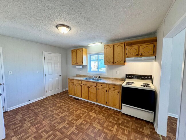 Building Photo - Lovely 2 Bedroom Rancher… Waiting for You to Make it Home!