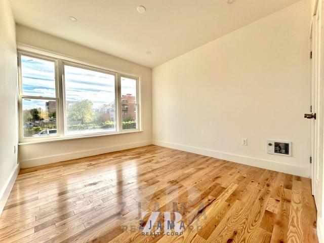 Foto del edificio - 3 bedroom in Brooklyn NY 11232