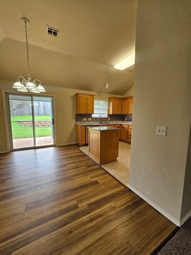 Building Photo - (3) Bed/(2) Bath In NE Norman Avail NOW!