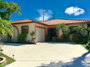 Building Photo - 1035 Soelca Dr