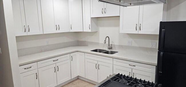 Foto del edificio - Remodeled 2bed 2 bath Ground level