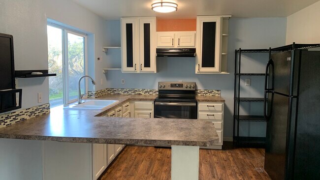 Cocina - 901 Mount Olympus Ave SE