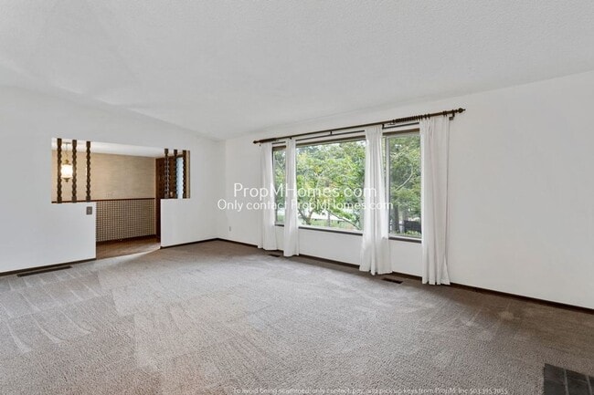 Building Photo - Spacious Elegance: A Four-Bedroom Retreat in the Heart of Palisades!