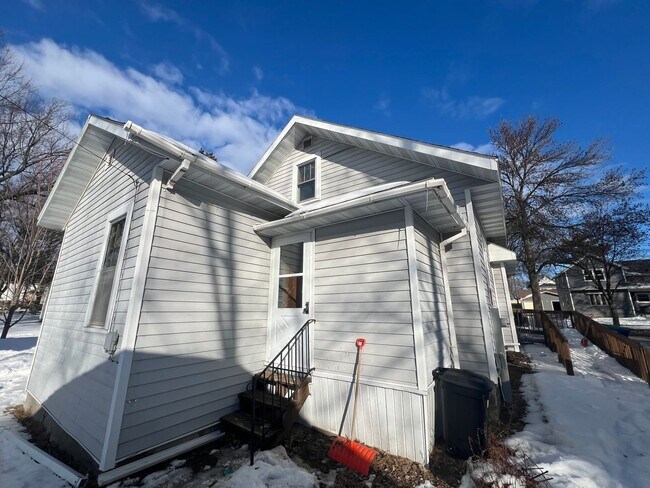 Foto del edificio - Click the “Apply Now” button or email wapmrentals@gmail.com for a prompt response.