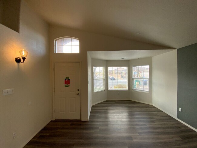 Foto del edificio - 4 Bedroom Single Story Home Available Near...