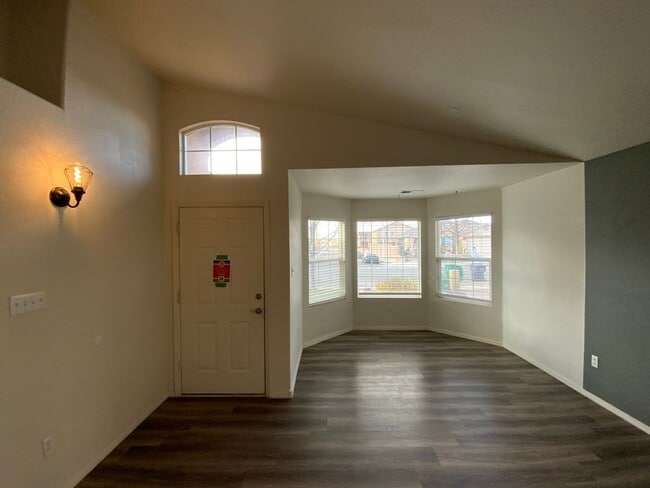 Building Photo - 4 Bedroom Single Story Home Available Near Unser Blvd NE & King Blvd NE in Rio Rancho!