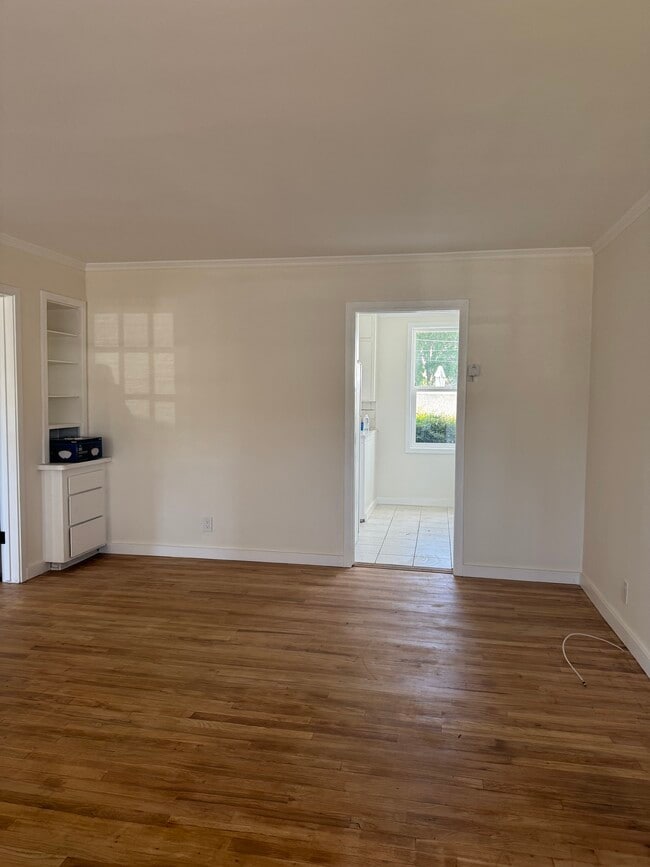 Building Photo - 1005 N Buena Vista St