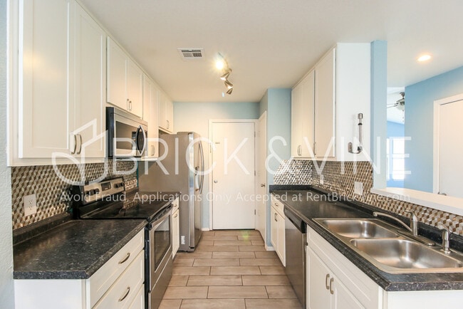 Building Photo - 920 Periwinkle Dr