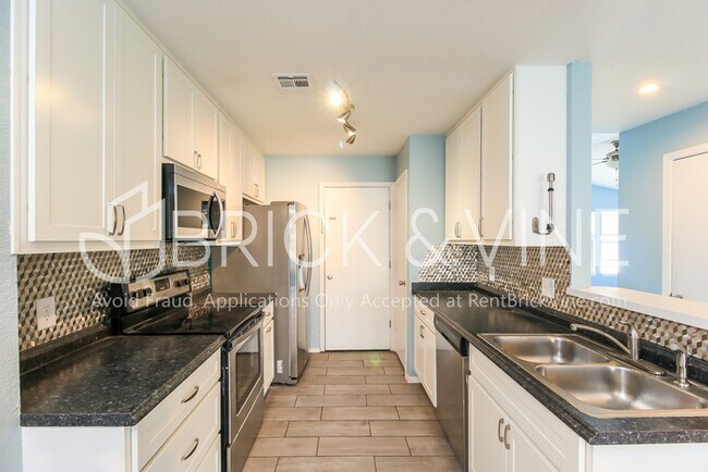 Foto del edificio - 920 Periwinkle Dr