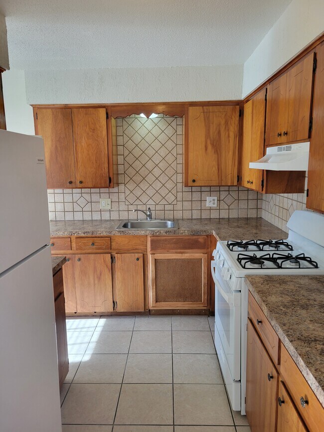 Kitchen comes w/ Gas Range & Refrigerator - 4730 S Fulton Ave