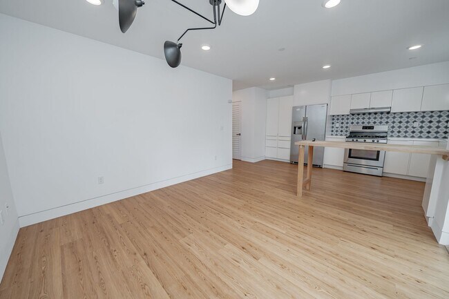 Building Photo - 848 32nd St