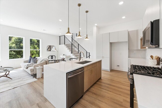 Foto del edificio - 6341 W Montgomery Rd