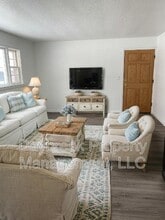 Building Photo - 1211-11 1/2 11 1/2 St N