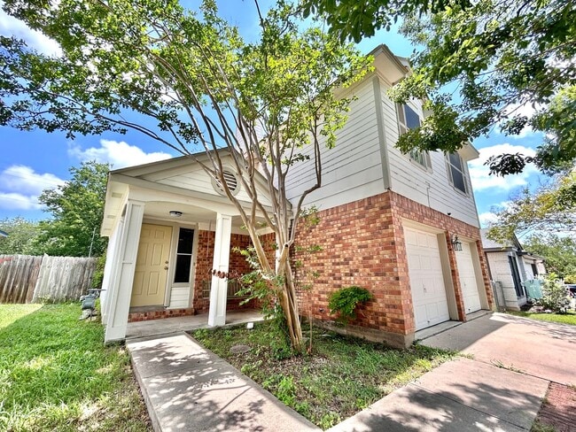 Building Photo - Spacious 3BR/2.5BA Two-Level Home with Fen...