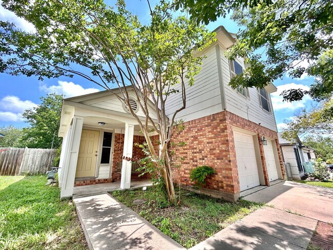Foto del edificio - Spacious 3BR/2.5BA Two-Level Home with Fen...