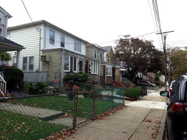 Building Photo - 2050 Hendrickson St