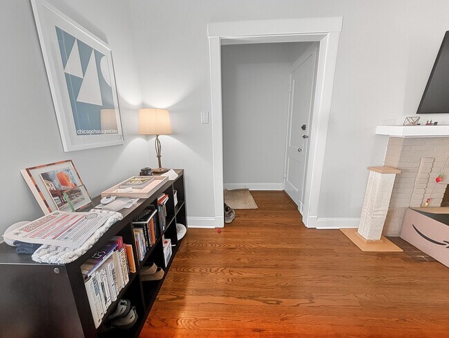 Building Photo - Large and Bright 1-bed/1-bath in Edgewater - Close to LUC!