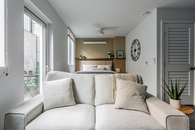 Foto del edificio - 320 Queen Anne Ave N