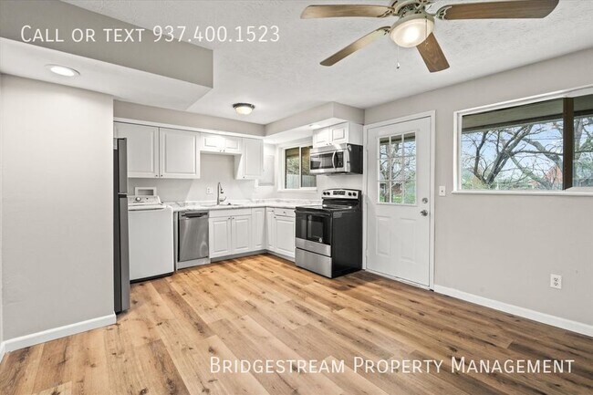 Building Photo - **MOVE IN SPECIAL** Updated & spacious! 3 ...
