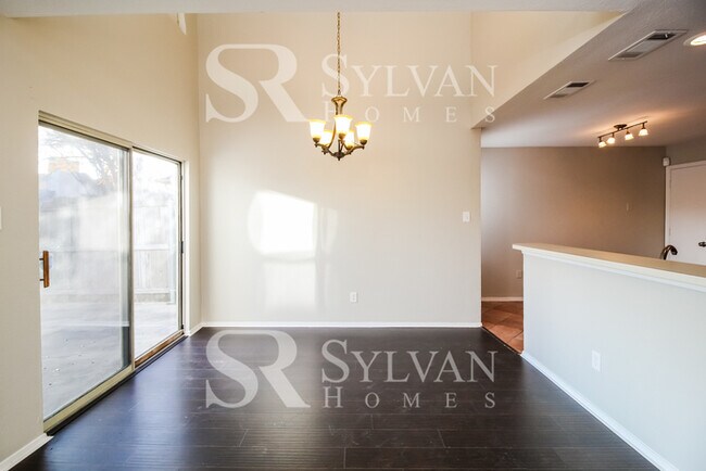 Building Photo - Spacious 3BR 2.5BA Home Awaits You!